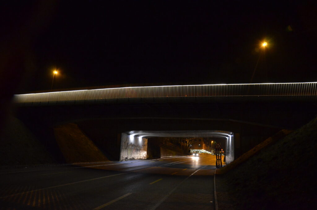Diverse öffentliche Bauten in der Region, sind von der selLED AG beleuchtet. So zum Beispiel. Busbahnhof Laufen - Velobrücke Füllinsdorf.