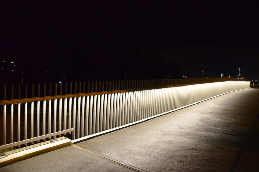 Diverse öffentliche Bauten in der Region, sind von der selLED AG beleuchtet. So zum Beispiel. Busbahnhof Laufen - Velobrücke Füllinsdorf.