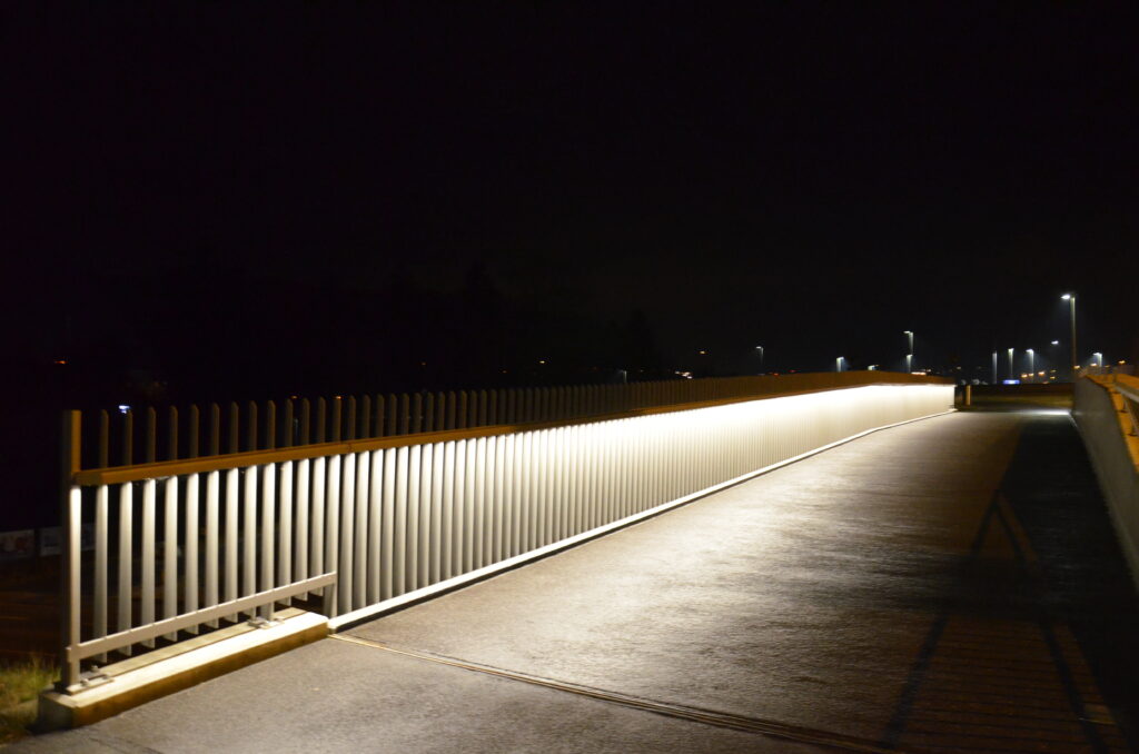 Diverse öffentliche Bauten in der Region, sind von der selLED AG beleuchtet. So zum Beispiel. Busbahnhof Laufen - Velobrücke Füllinsdorf.