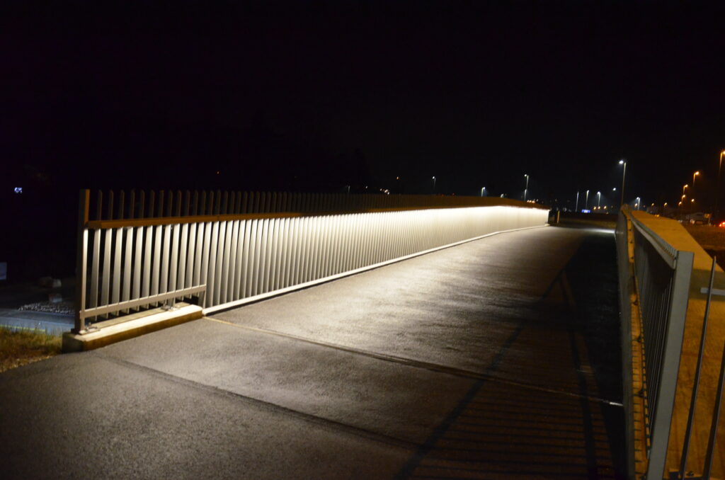 Diverse öffentliche Bauten in der Region, sind von der selLED AG beleuchtet. So zum Beispiel. Busbahnhof Laufen - Velobrücke Füllinsdorf.