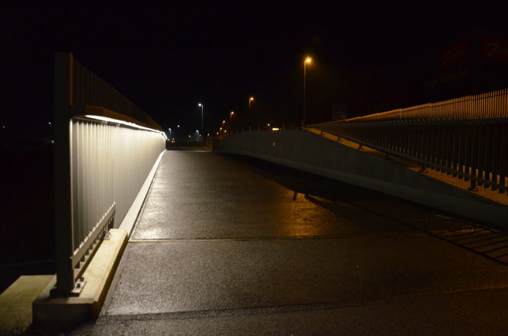 Diverse öffentliche Bauten in der Region, sind von der selLED AG beleuchtet. So zum Beispiel. Busbahnhof Laufen - Velobrücke Füllinsdorf.