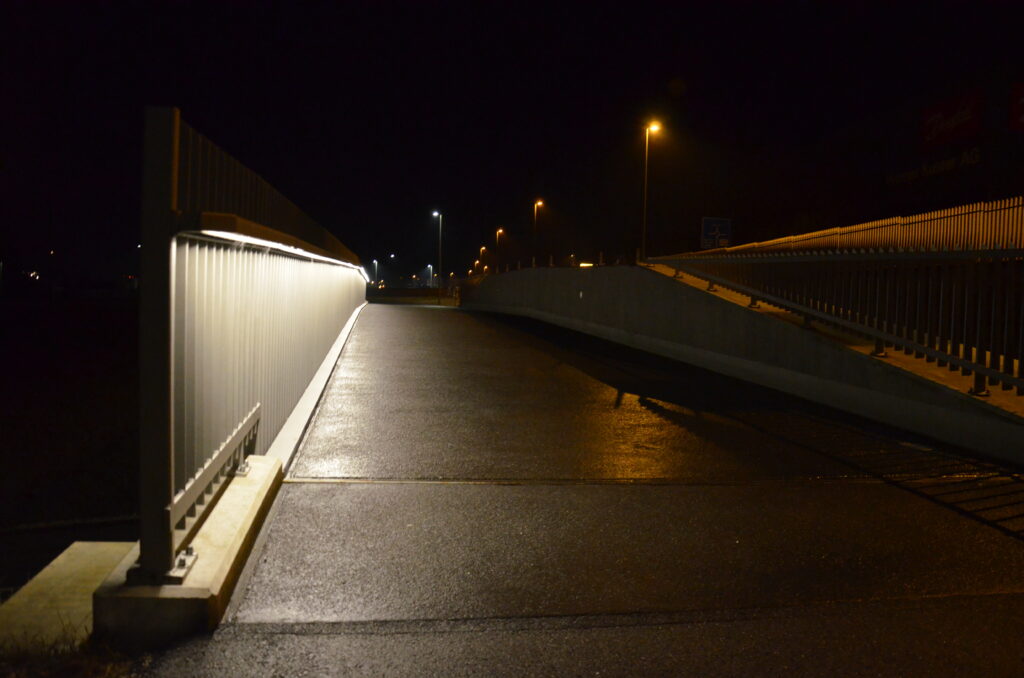 Diverse öffentliche Bauten in der Region, sind von der selLED AG beleuchtet. So zum Beispiel. Busbahnhof Laufen - Velobrücke Füllinsdorf.