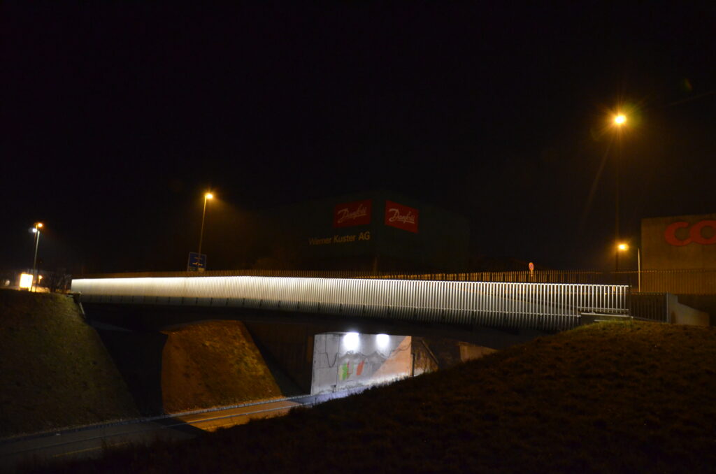 Diverse öffentliche Bauten in der Region, sind von der selLED AG beleuchtet. So zum Beispiel. Busbahnhof Laufen - Velobrücke Füllinsdorf.