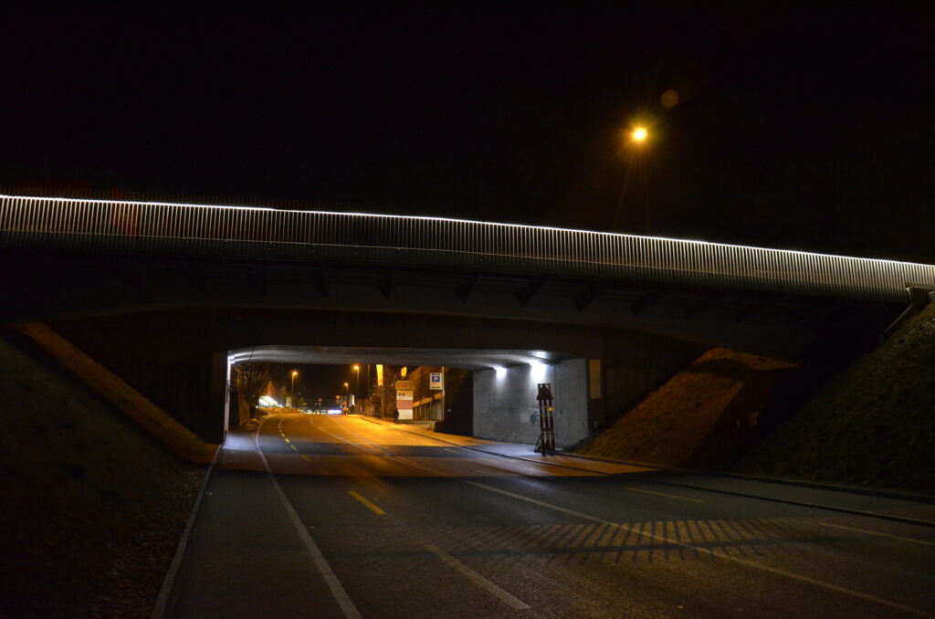 Diverse öffentliche Bauten in der Region, sind von der selLED AG beleuchtet. So zum Beispiel. Busbahnhof Laufen - Velobrücke Füllinsdorf.