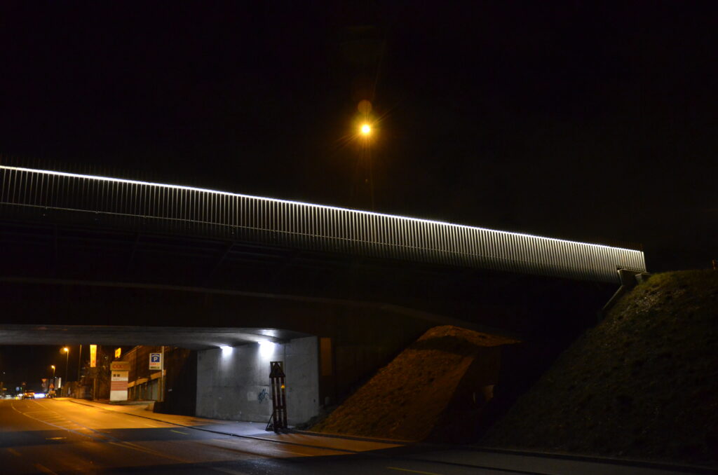 Diverse öffentliche Bauten in der Region, sind von der selLED AG beleuchtet. So zum Beispiel. Busbahnhof Laufen - Velobrücke Füllinsdorf.