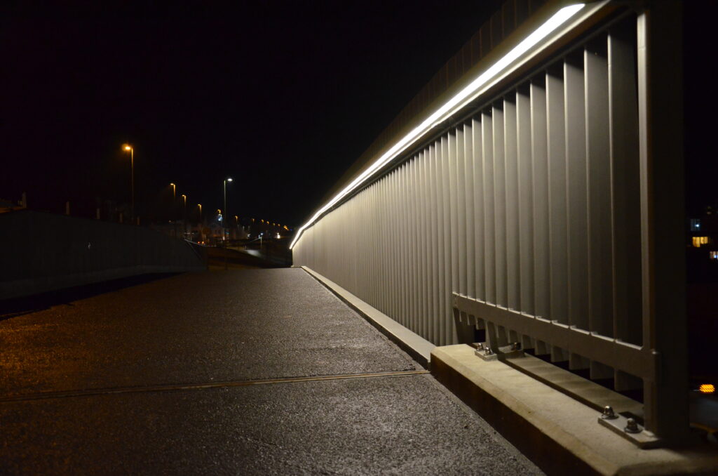Diverse öffentliche Bauten in der Region, sind von der selLED AG beleuchtet. So zum Beispiel. Busbahnhof Laufen - Velobrücke Füllinsdorf.