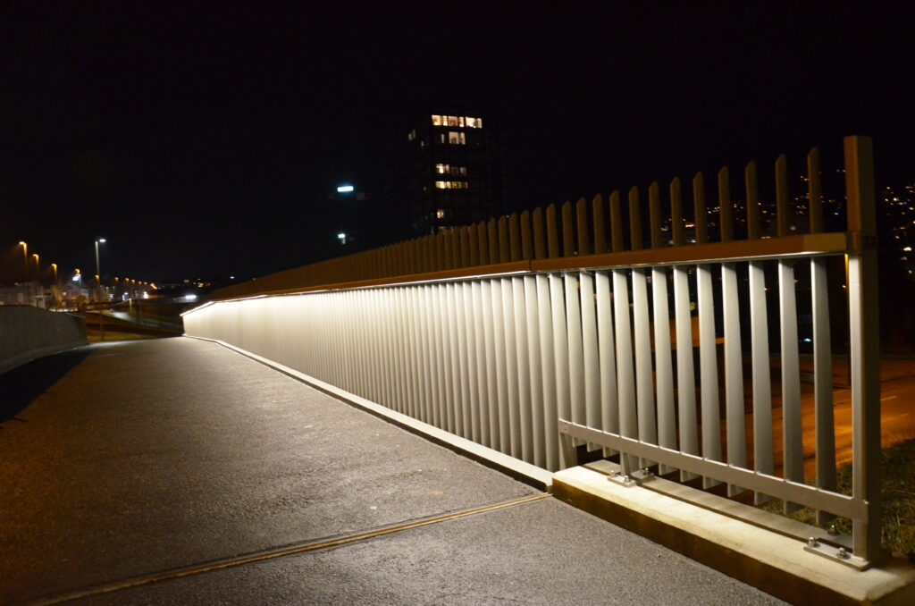Diverse öffentliche Bauten in der Region, sind von der selLED AG beleuchtet. So zum Beispiel. Busbahnhof Laufen - Velobrücke Füllinsdorf.