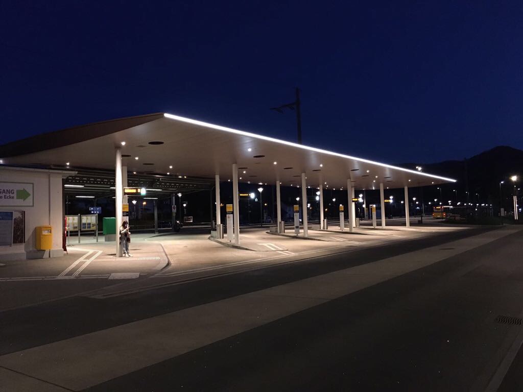 Diverse öffentliche Bauten in der Region, sind von der SelLED AG beleuchtet. So zum Beispiel. Busbahnhof Laufen - Velobrücke Frenkendorf.