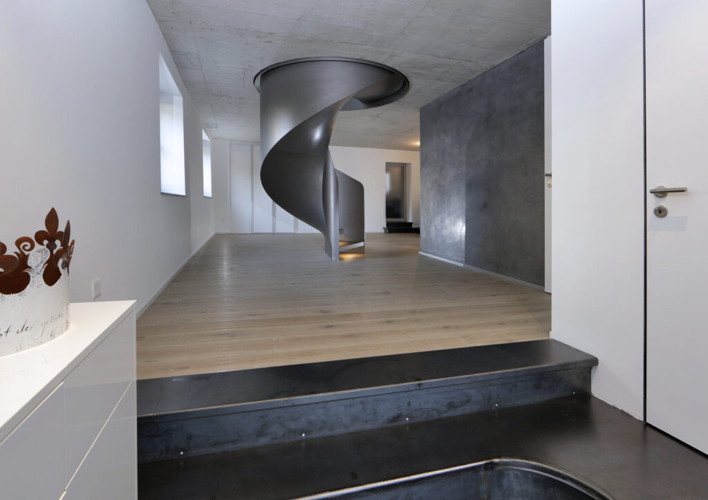 Diese LED-Treppenbeleuchtung ist ein wunderbares Beispiel dafür, wie aus etwas Alltäglichem etwas Spezielles inszeniert werden kann.