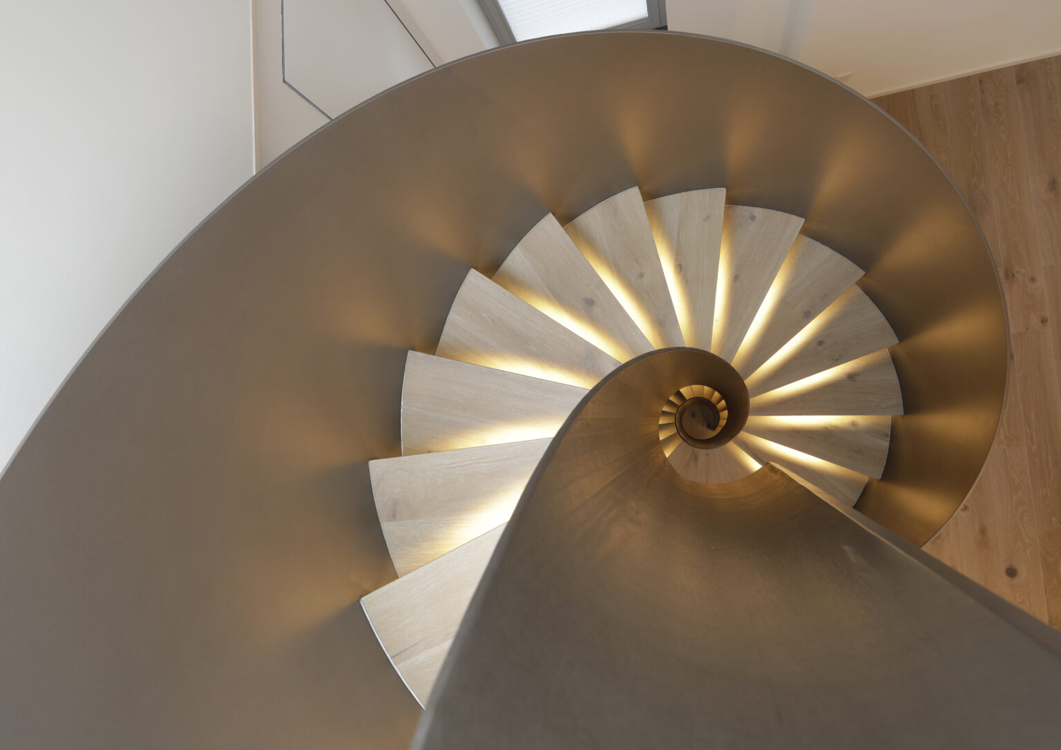 Diese LED-Treppenbeleuchtung ist ein wunderbares Beispiel dafür, wie aus etwas Alltäglichem etwas Spezielles inszeniert werden kann.