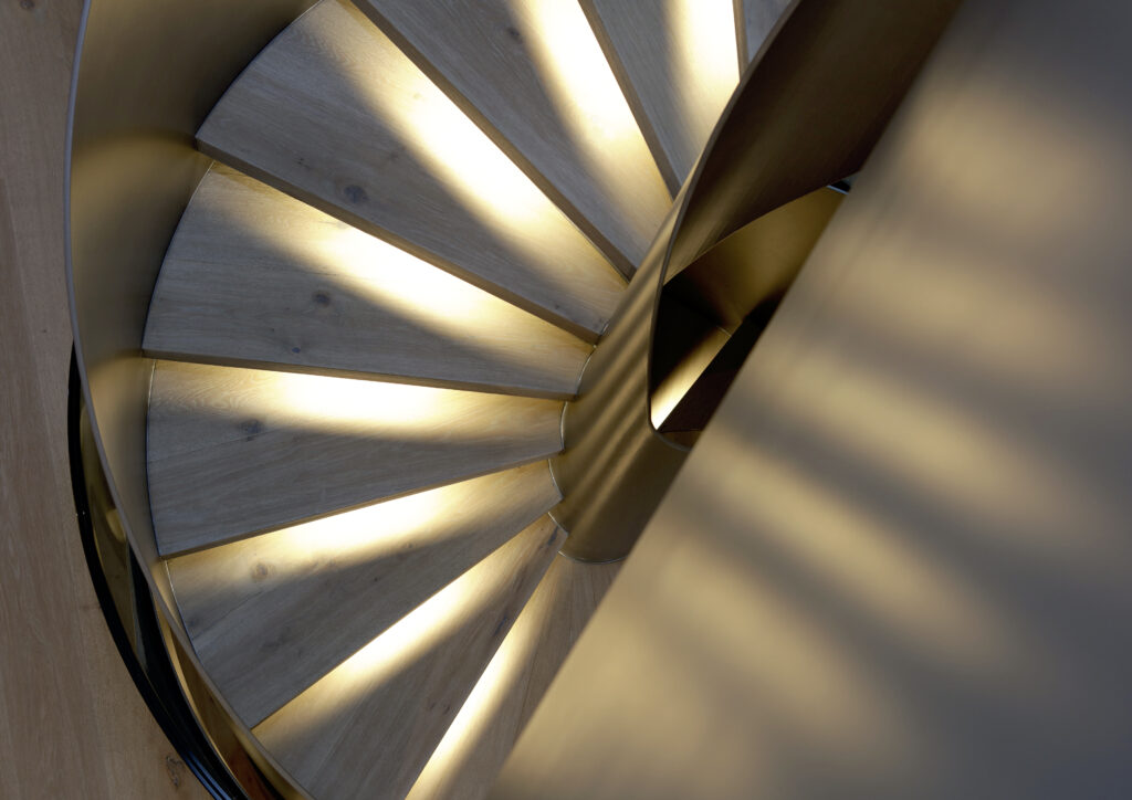 Diese LED-Treppenbeleuchtung ist ein wunderbares Beispiel dafür, wie aus etwas Alltäglichem etwas Spezielles inszeniert werden kann.