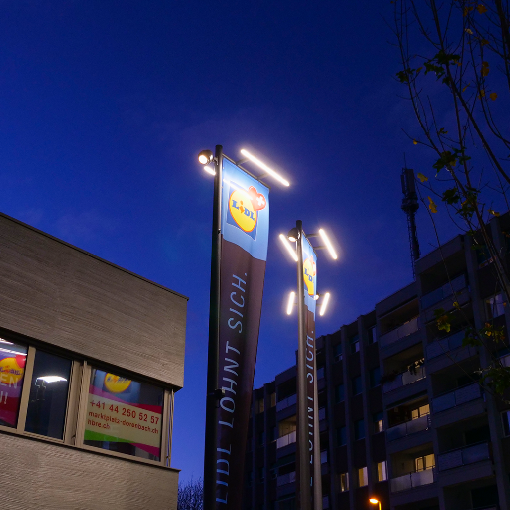 Eine Konstruktion der Extraklasse wurde für diese LED-Fahnenbeleuchtung hergestellt. Eine LED-Lichtlösung der SelLED AG.