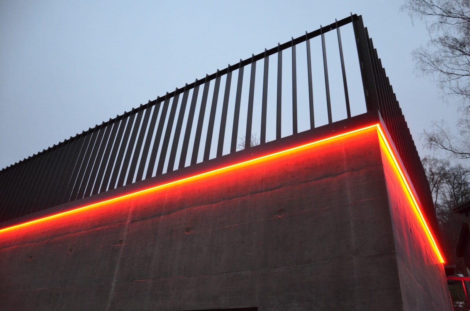 Das EFH Bettingen hat mir einer LED-Aussenbeleuchtung dem neuen Anbau mit einer verspielten RGB-Beleuchtung das gewisse Etwas verpasst.