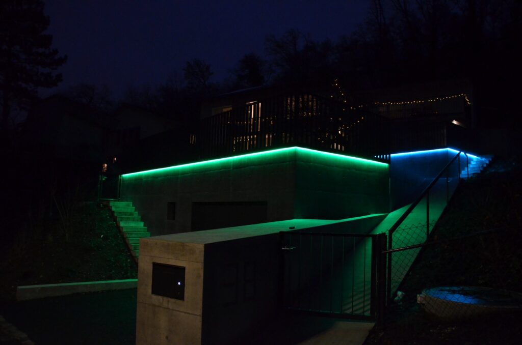 Das EFH Bettingen hat mir einer LED-Aussenbeleuchtung dem neuen Anbau mit einer verspielten RGB-Beleuchtung das gewisse Etwas verpasst.