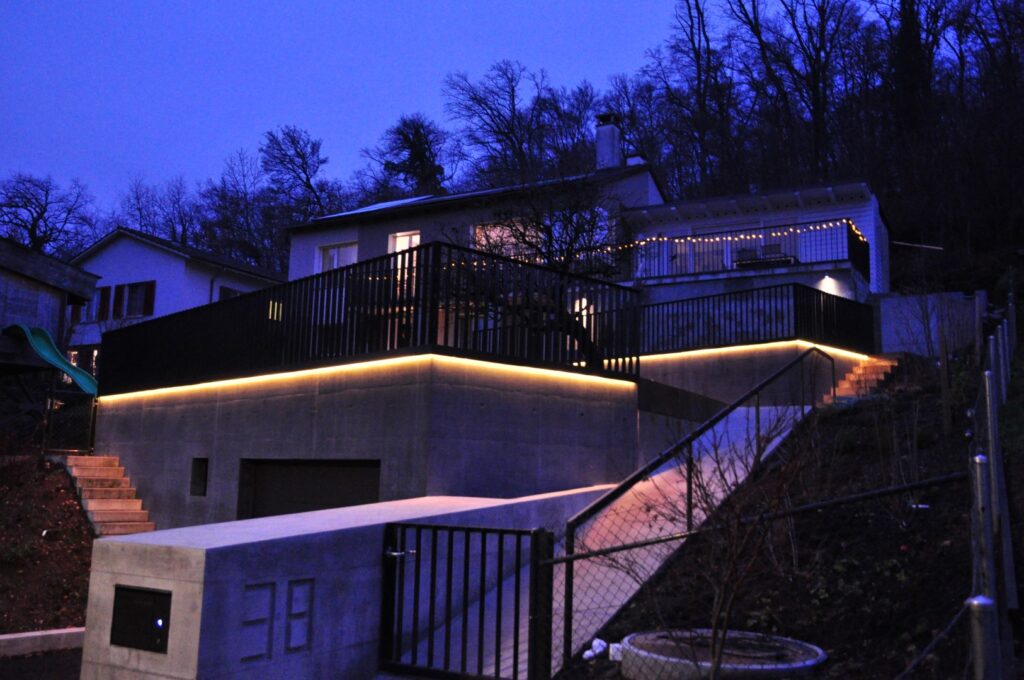 Das EFH Bettingen hat mir einer LED-Aussenbeleuchtung dem neuen Anbau mit einer verspielten RGB-Beleuchtung das gewisse Etwas verpasst.