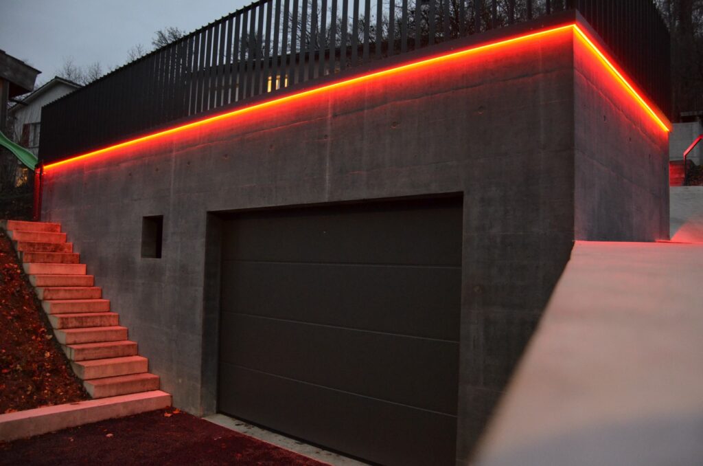 Das EFH Bettingen hat mir einer LED-Aussenbeleuchtung dem neuen Anbau mit einer verspielten RGB-Beleuchtung das gewisse Etwas verpasst.