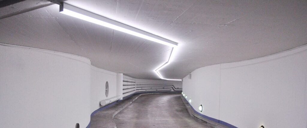 Die neue LED-Einstellhallenbeleuchtung lässt sich sehen. Abgesehen von der Beleuchtungfunktion übernimmt diese auch eine wegweisende Rolle.