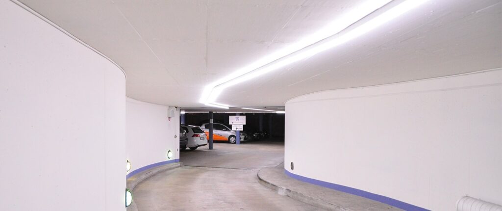Die neue LED-Einstellhallenbeleuchtung lässt sich sehen. Abgesehen von der Beleuchtungfunktion übernimmt diese auch eine wegweisende Rolle. Titel der Website Titel Trennzeichen