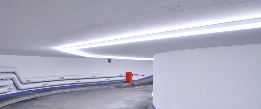 Die neue LED-Einstellhallenbeleuchtung lässt sich sehen. Abgesehen von der Beleuchtungfunktion übernimmt diese auch eine wegweisende Rolle.