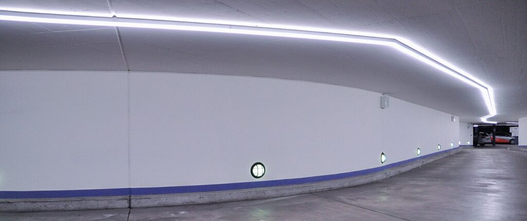Die neue LED-Einstellhallenbeleuchtung lässt sich sehen. Abgesehen von der Beleuchtungfunktion übernimmt diese auch eine wegweisende Rolle.