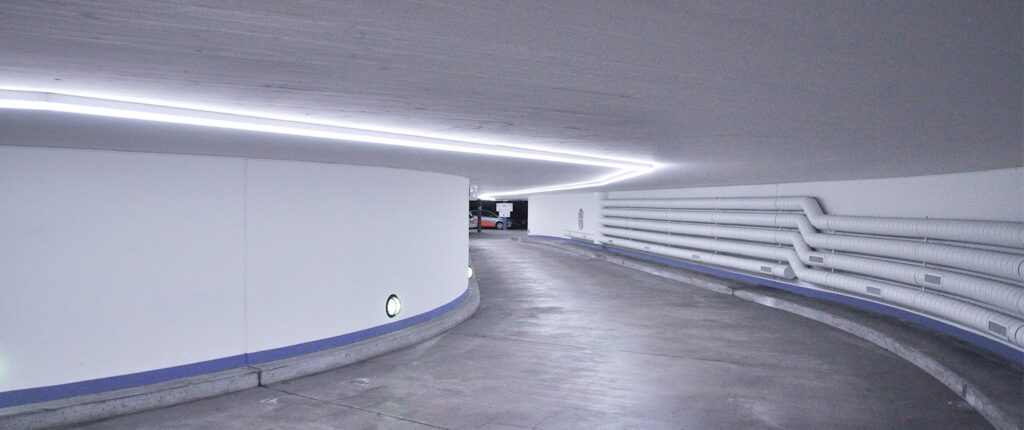 Die neue LED-Einstellhallenbeleuchtung lässt sich sehen. Abgesehen von der Beleuchtungfunktion übernimmt diese auch eine wegweisende Rolle.