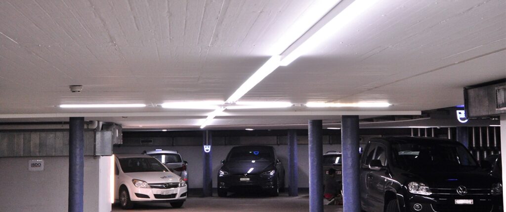 Die neue LED-Einstellhallenbeleuchtung lässt sich sehen. Abgesehen von der Beleuchtungfunktion übernimmt diese auch eine wegweisende Rolle.
