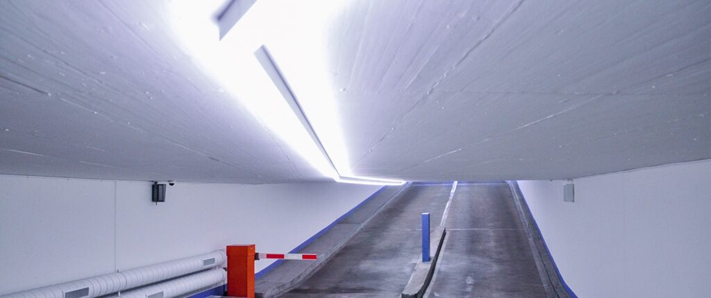 Die neue LED-Einstellhallenbeleuchtung lässt sich sehen. Abgesehen von der Beleuchtungfunktion übernimmt diese auch eine wegweisende Rolle.