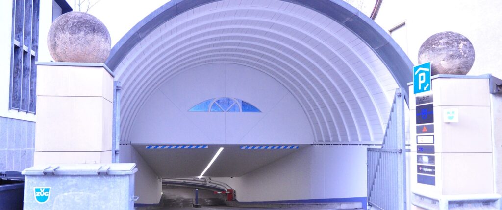Die neue LED-Einstellhallenbeleuchtung lässt sich sehen. Abgesehen von der Beleuchtungfunktion übernimmt diese auch eine wegweisende Rolle.