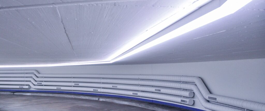 Die neue LED-Einstellhallenbeleuchtung lässt sich sehen. Abgesehen von der Beleuchtungfunktion übernimmt diese auch eine wegweisende Rolle.