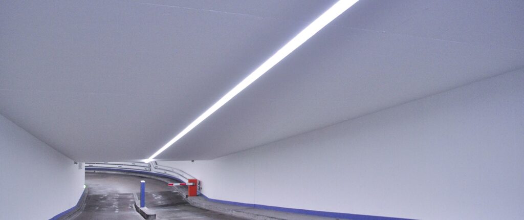 Die neue LED-Einstellhallenbeleuchtung lässt sich sehen. Abgesehen von der Beleuchtungfunktion übernimmt diese auch eine wegweisende Rolle.