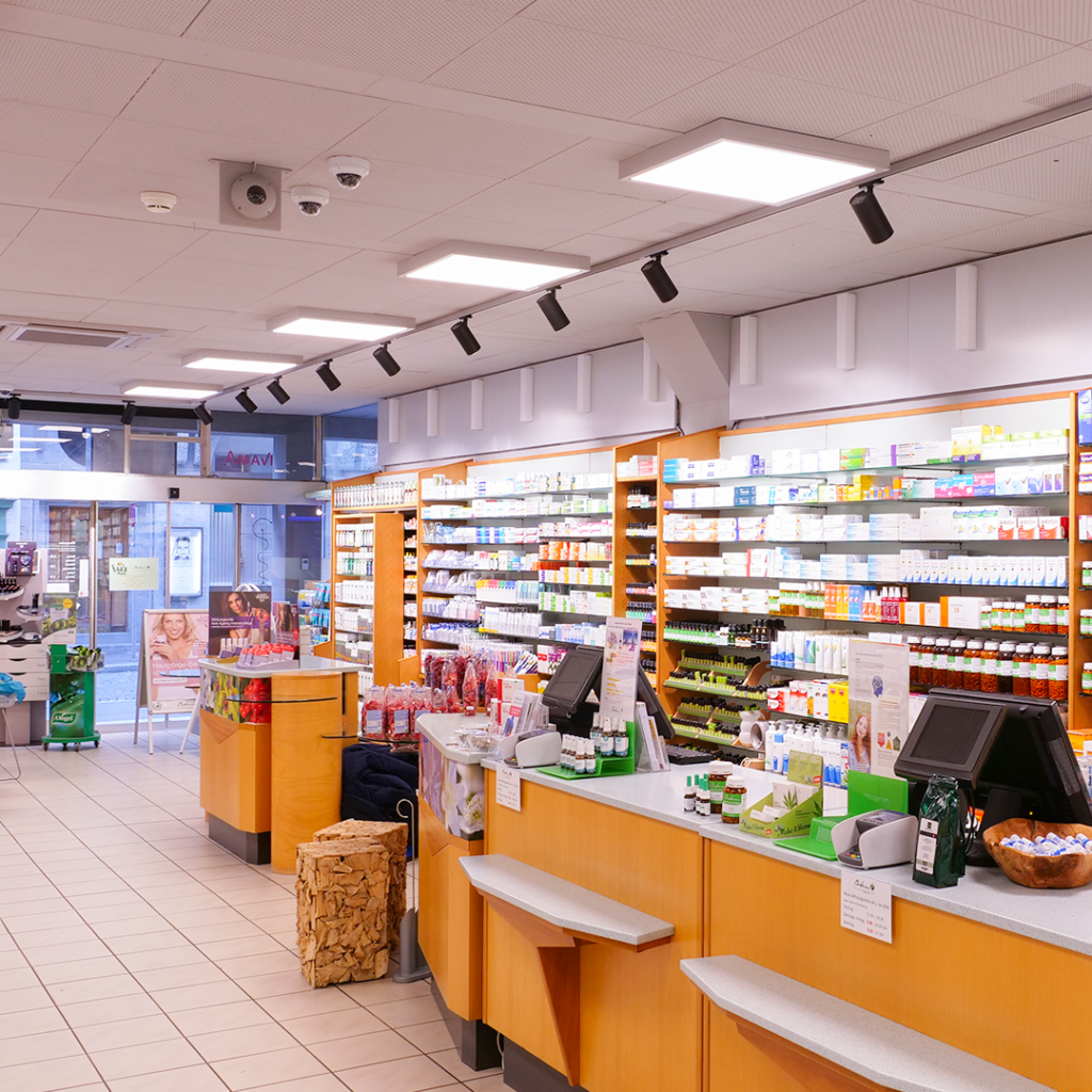 Die Drogerie Bielmann, ein Geschäft mitten in der Basler Innenstadt, erstrahlt in neuem ganz, dank dem neuen Beleuchtungskonzept.