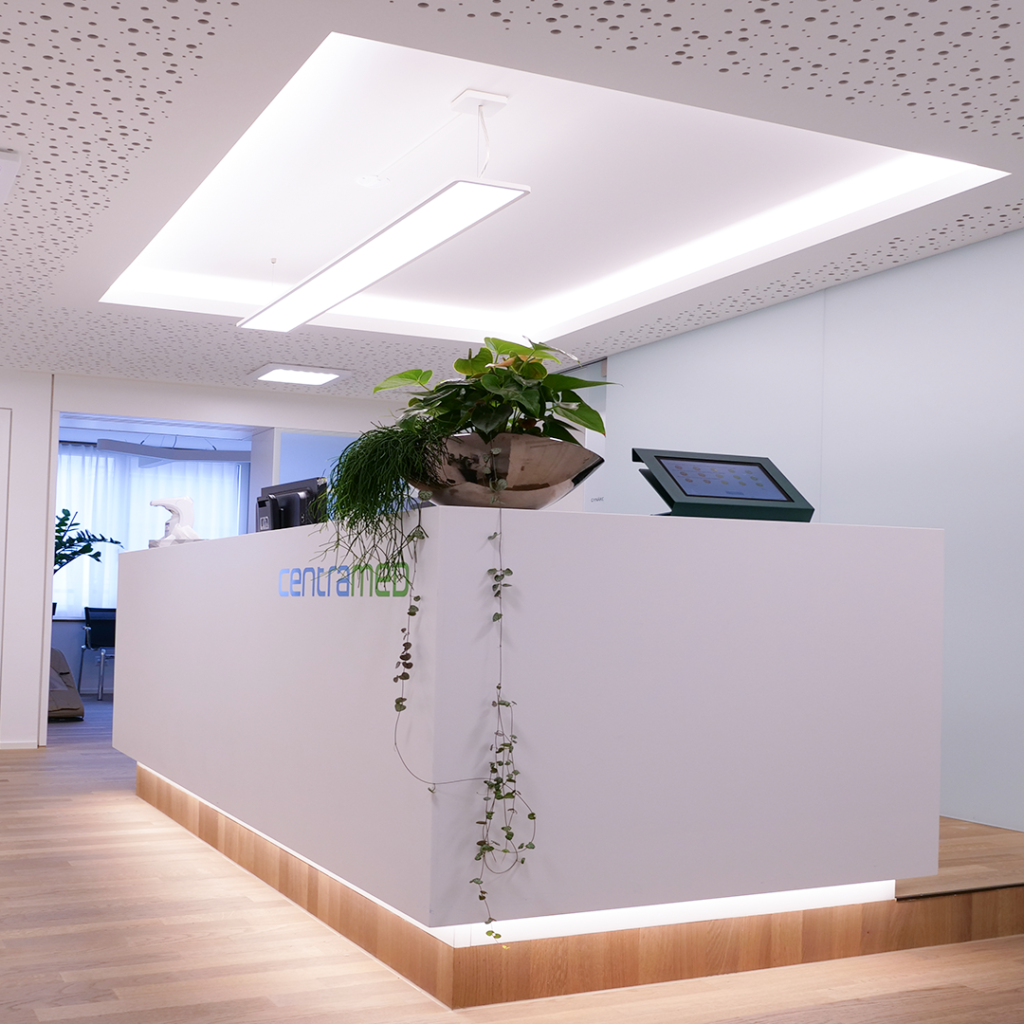 Die Praxis der Centramed in Riehen wurde mit einer neuen LED-Beleuchtung versehen, welche eine angenehme Atmosphäre beim Arztbesuch kreiert.