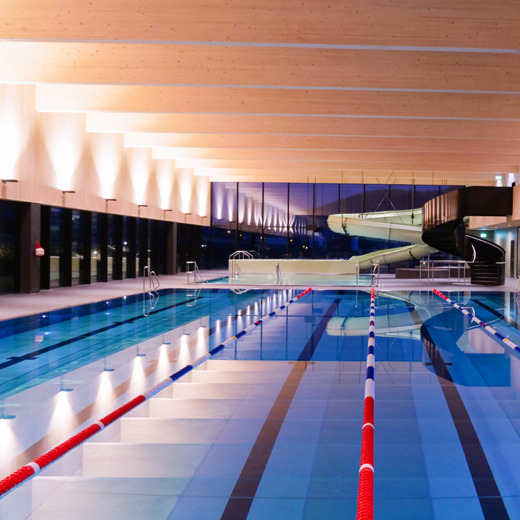 Das neue Hallenbad Gelterkinden bietet alles was das Wasserrattenherz höher schlagen lässt. Mit der LED-Beleuchtung der SelLED AG.