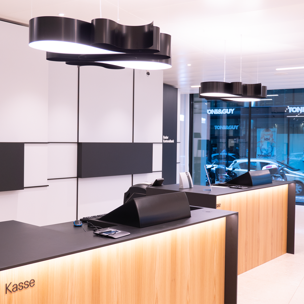 Die Bankfilialen der Basler Kantonalbank wurden modernisiert und die Bedienungstheken mit der BKB-Counterleuchte ausgestattet.