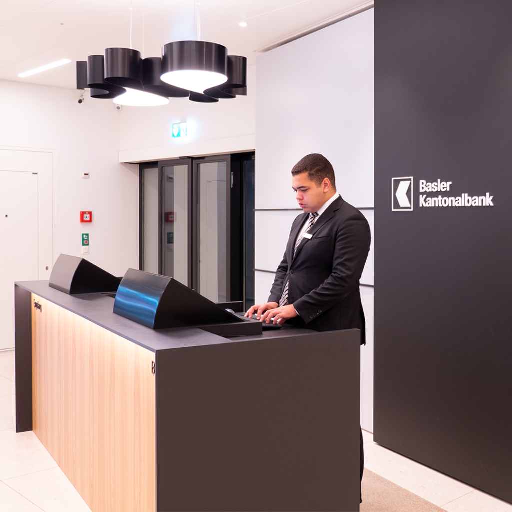 Die Bankfilialen der Basler Kantonalbank wurden modernisiert und die Bedienungstheken mit der BKB-Counterleuchte ausgestattet.