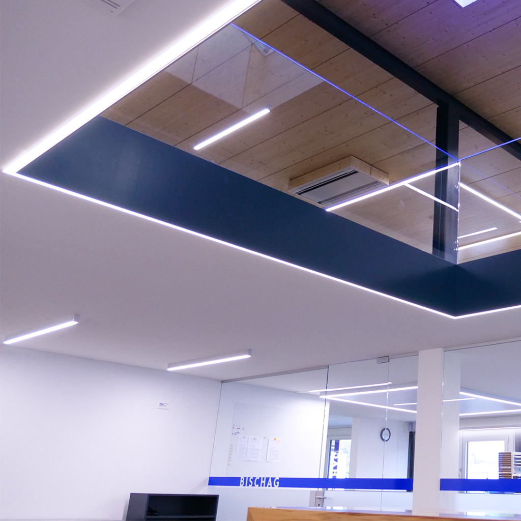 Die LED-Bürobeleuchtung im Geschäftssitz der Bischag verschmilzt perfekt mit dem Schalschutz und erzeugt eine angenehme Atmosphäre.