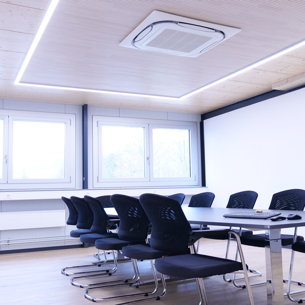 Die LED-Bürobeleuchtung im Geschäftssitz der Bischag verschmilzt perfekt mit dem Schalschutz und erzeugt eine angenehme Atmosphäre.
