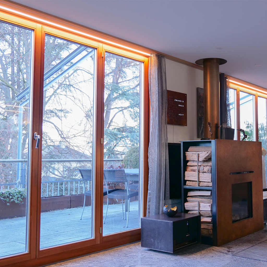 Die LED-Profilleuchten in der Holzdecke in der Attika in Arlesheim verschmelzen komplett in Gesamtbild der Wohnung.
