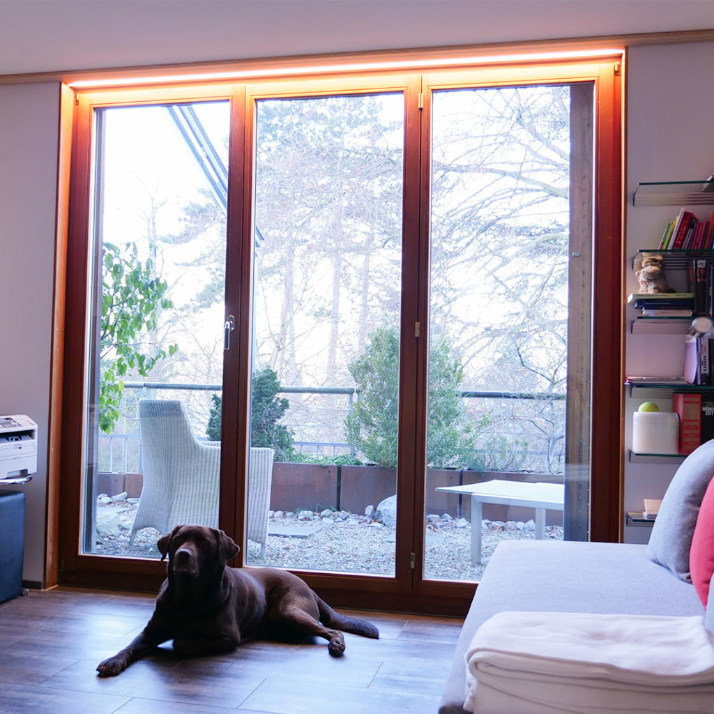 Die LED-Profilleuchten in der Holzdecke in der Attika in Arlesheim verschmelzen komplett in Gesamtbild der Wohnung.