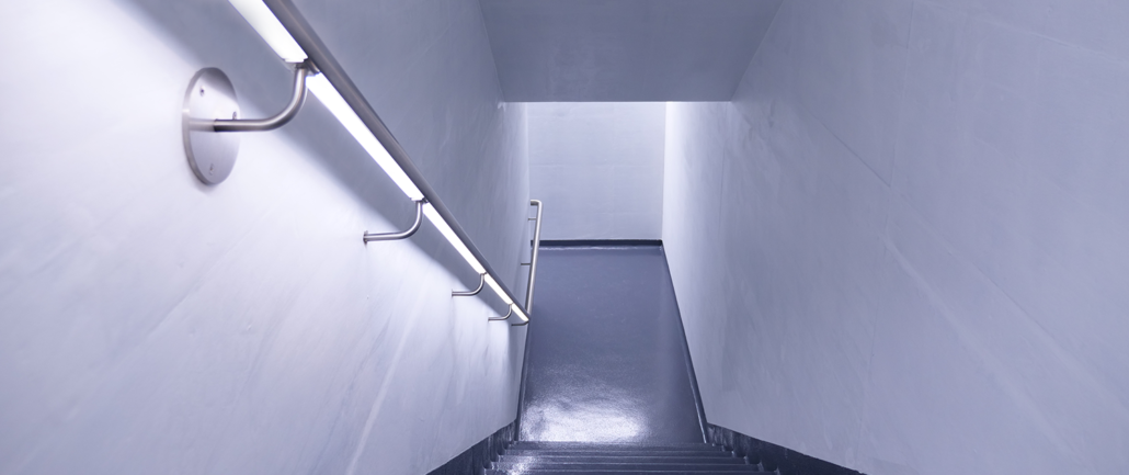 Der LED-Handlauf verziert nun die SelLED AG den Treppenaufgang in einem Roche-Gebäude auf dem Areal Kaiseraugst.