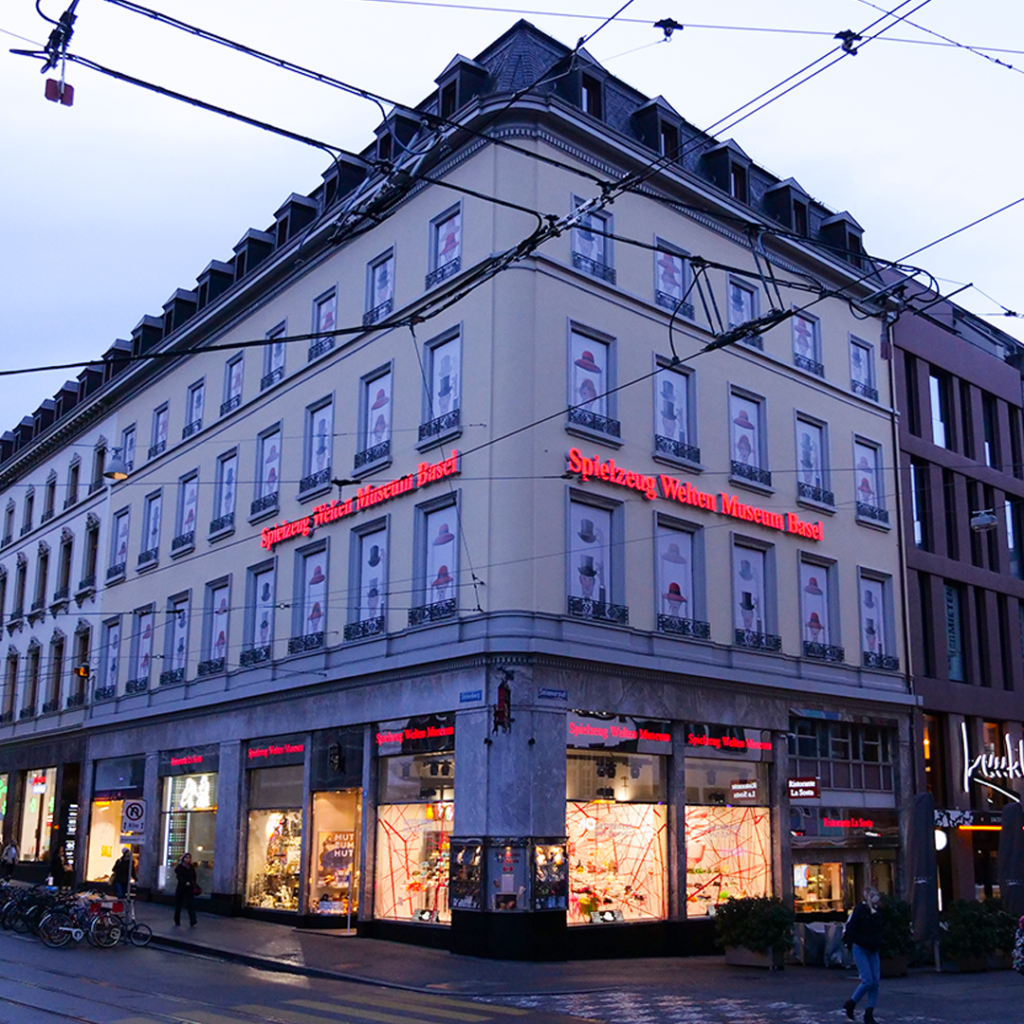Der kleine Souvenirladen im Eingang des Spielzeug Welten Museum Basel wurde mit einer modernen LED-Beleuchtung ausgerüstet.