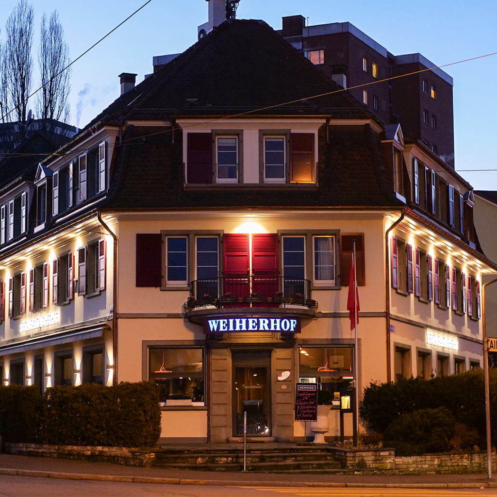 Die Aussenbeleuchtung, welche letztes Jahr am Restaurant Weiherhof installiert wurde, zieht die vielen Auto- und Tramfahrenden in ihren Bann.