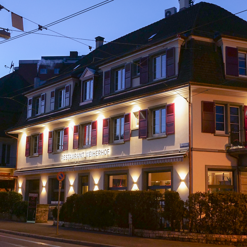 Die Aussenbeleuchtung, welche letztes Jahr am Restaurant Weiherhof installiert wurde, zieht die vielen Auto- und Tramfahrenden in ihren Bann.
