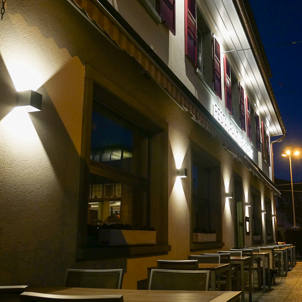 Die Aussenbeleuchtung, welche letztes Jahr am Restaurant Weiherhof installiert wurde, zieht die vielen Auto- und Tramfahrenden in ihren Bann.