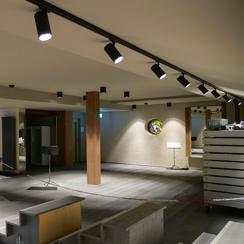 Die Kirche Don Bosco im Basler Breitequartier wurde renoviert und zu einem Kulturzentrum mit durchgehender LED-Beleuchtung umgebaut.