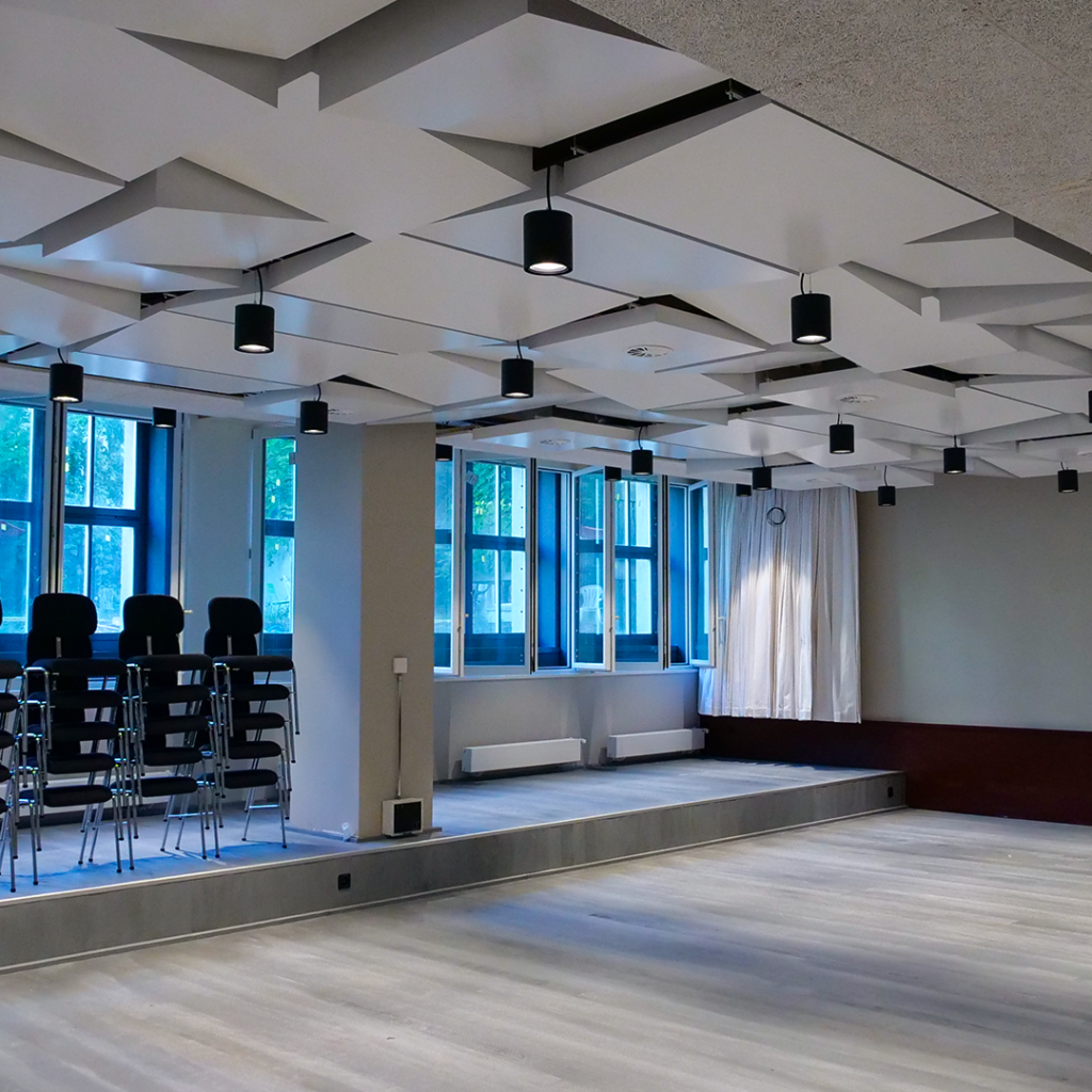 Die Kirche Don Bosco im Basler Breitequartier wurde renoviert und zu einem Kulturzentrum mit durchgehender LED-Beleuchtung umgebaut.