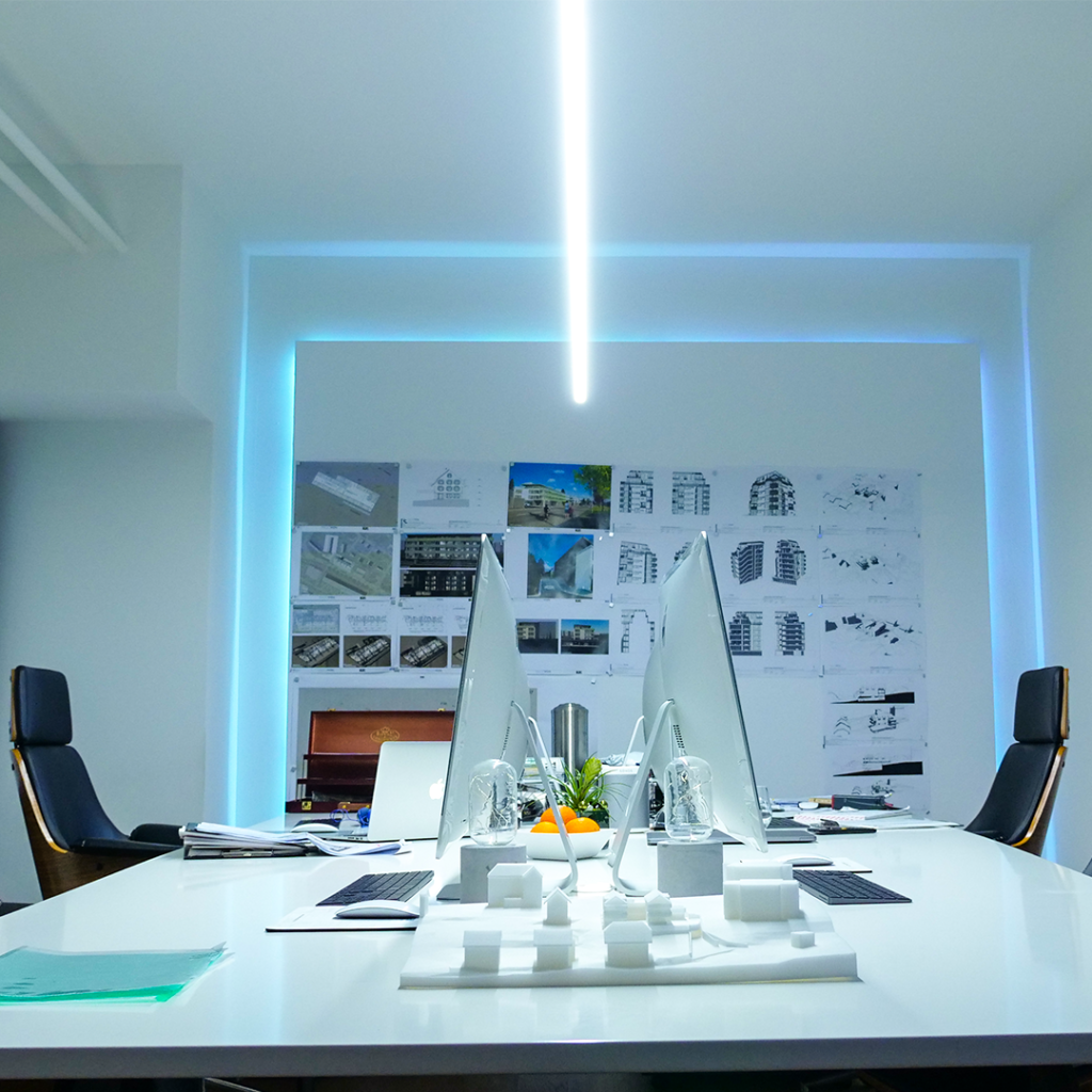 Wie ein Profil bereits einen grossen Effekt bewirken kann, wird schön mit dieser Bürobeleuchtung der Prachtwerk Architektur bewiesen.