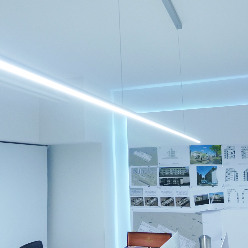 Wie ein Profil bereits einen grossen Effekt bewirken kann, wird schön mit dieser Bürobeleuchtung der Prachtwerk Architektur bewiesen.