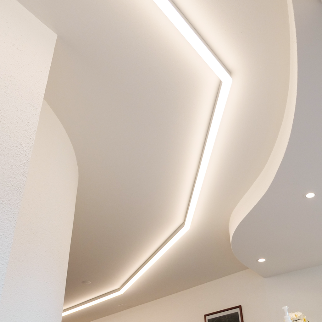 Durch die hufeisenartige Ausrichtung der Praxis musste sich die Projektleitung hier eine ganz spezielle LED-Lösung ausdenken.