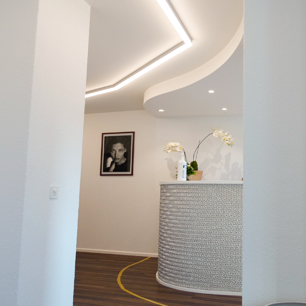Durch die hufeisenartige Ausrichtung der Praxis musste sich die Projektleitung hier eine ganz spezielle LED-Lösung ausdenken.